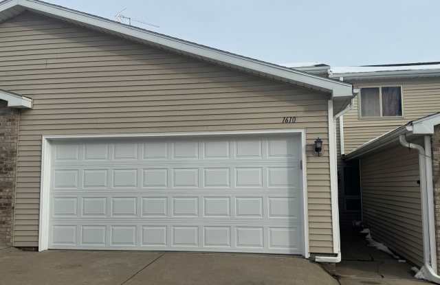 3 bedroom, 2.5 bath townhouse in NW Lincoln - 1610 Old Glory Road, Lincoln, NE 68521