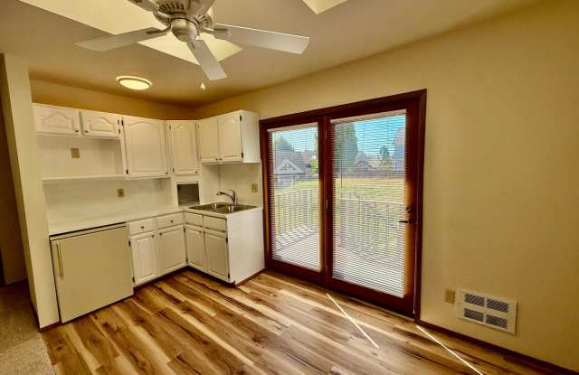 Charming 1 bed, 1 bath Top Floor Duplex Lynnwood/ $1500mo. Gallery 2