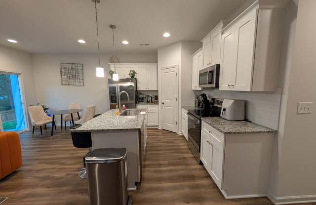 Room in 3 Bedroom Home at Sullins Rd Gallery 4
