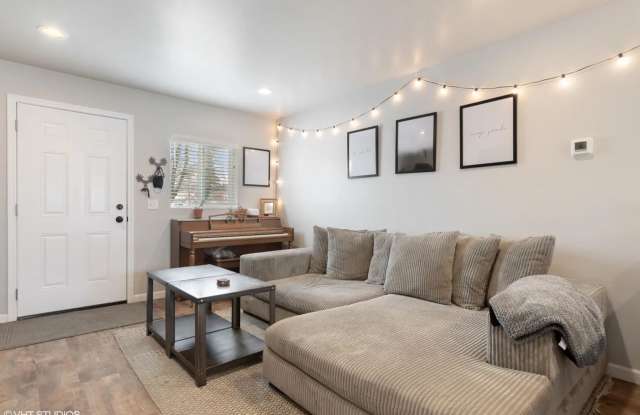 2B/1.5BA Duplex for Rent Gallery 4