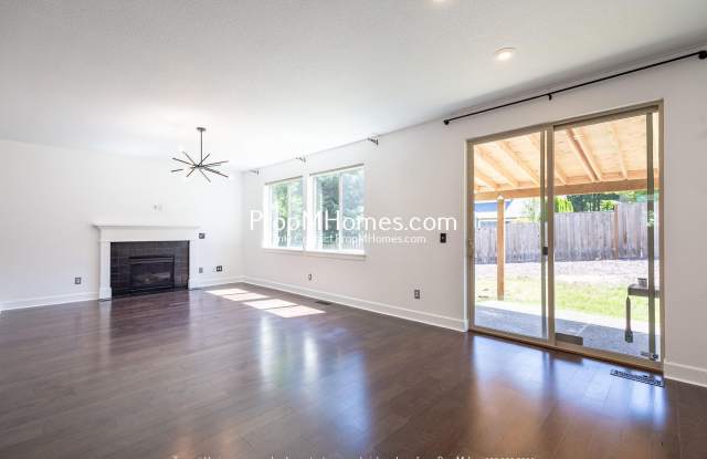 Updated Luxury 4 Bedroom Home on Mount Scott! Gallery 3