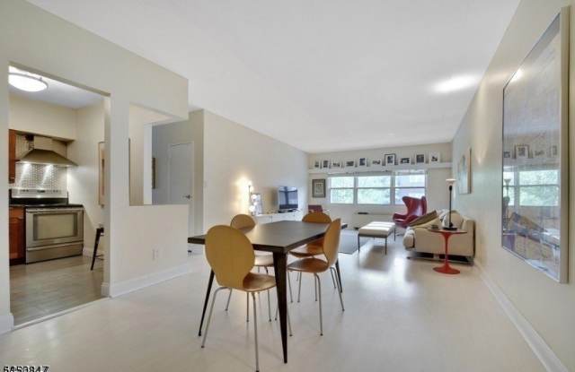 22 Riverside Dr Gallery 4