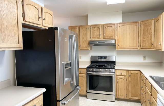 Pending - Centrally Located 3 Bedroom Duplex in Windsor with a Single Car Garage! - 8713 Windsor Road, Windsor, CA 95492