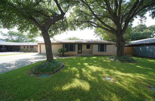 Updated Northeast Park Home Near Loop 410 - Realtor Commission: $500 Gallery 3