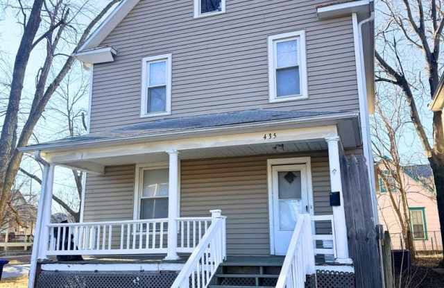 Spacious 2-Bedroom Home with Bonus Room  Sunroom photos photos
