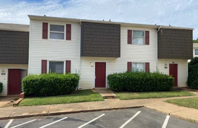 1/2 Mo Off Special   3 bed, 2 1/2 townhome - Sharon Lakes off  S Blvd near light rail Gallery 1
