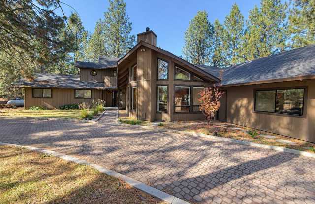Stunning 3 Bed/2.5 Bath Home on the River with Mt. Bachelor Views - Riverbend Estates Gallery 1