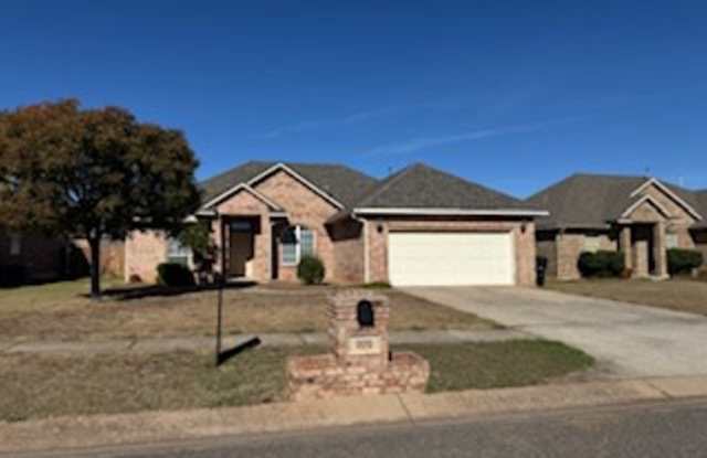 929 Ne 28th St - 929 Northeast 28th Street, Moore, OK 73160