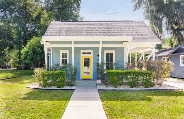 Charming 3-Bedroom Craftsman Home in Prime Gainesville Location photos photos Charming 3-Bedroom Craftsman Home in Prime Gainesville Location photos photos