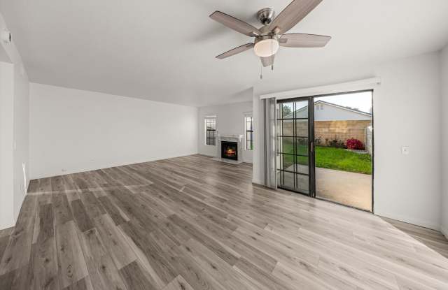 Large Renovated 3bed x 2.5bath Townhouse with Private Patio & 2-Car Garage Gallery 4