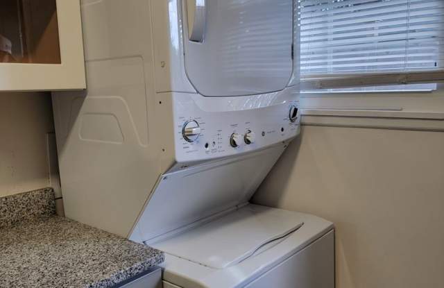 Front half of duplex, 2 bedroom 1 bath Gallery 3