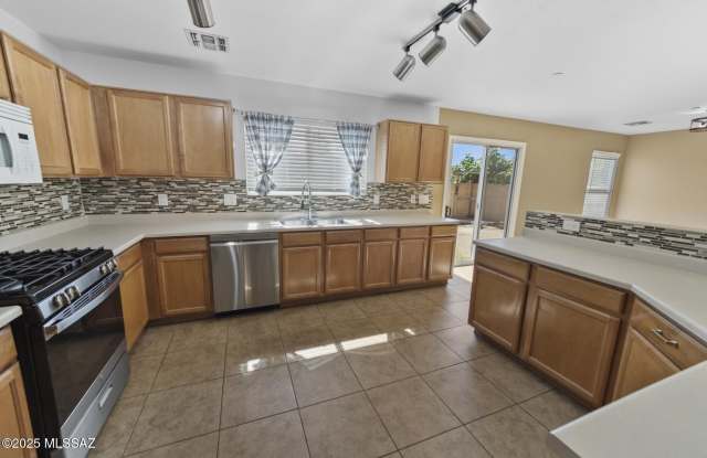 8424 N Placita De Los Laureles - 8424 North Placita De Los Laureles, Casas Adobes, AZ 85742