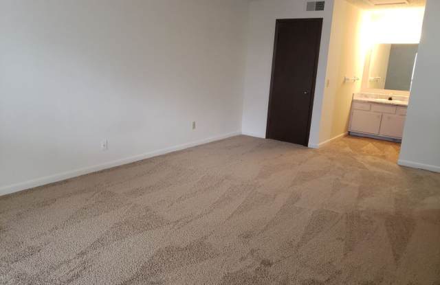 Spacious 1 Bedroom, 1.5 Bath Townhouse – Minutes from Nashville Gallery 3