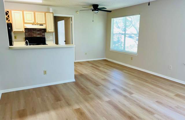 MOVE IN NOW!! NEW LAMINATE PLANK FLOORING & FRESH PAINT! Spacious 2nd floor- 2bd 2ba condo in gated community!! LARGE SCREENED IN BALCONY! Gallery 3