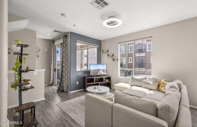 2450 W GLENROSA Avenue Gallery 4