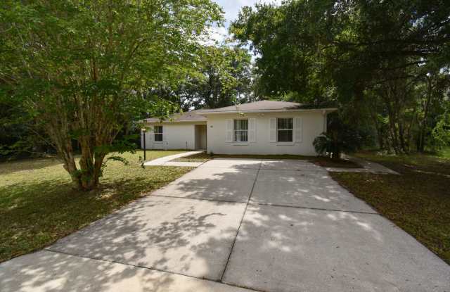 Spacious 3BR/2BA Corner Lot Home + Bonus Room in Silver Springs Shores – $1,700/Month photos photos