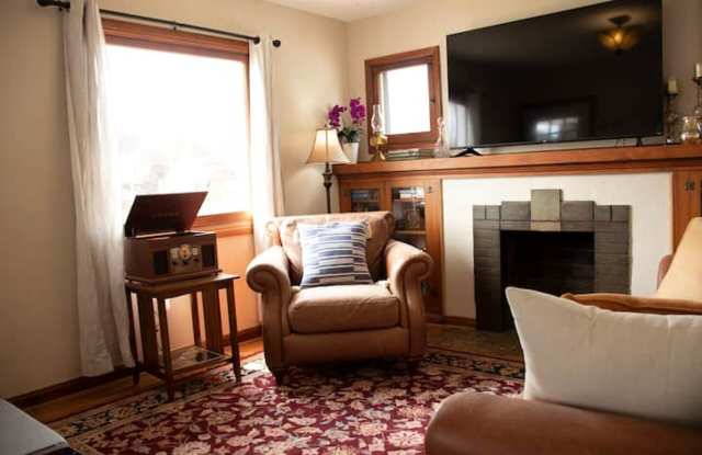 Bungalow by the Green! Executive SLC Rental Home Gallery 4