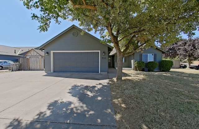 4 bedroom on a large corner lot Gallery 1