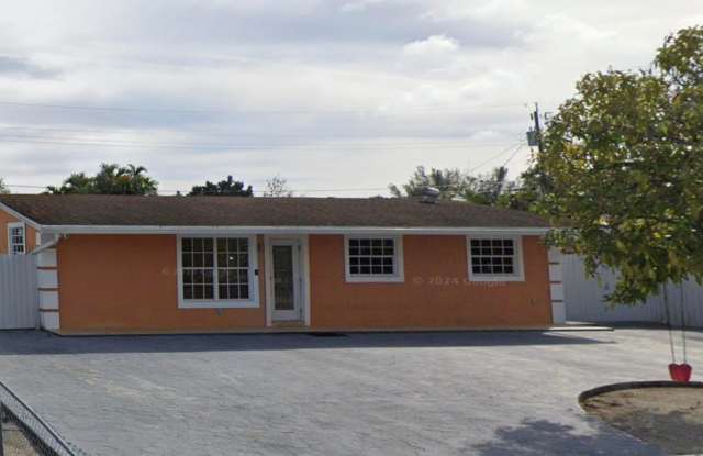 584 Vossler Ave - 584 Vossler Avenue, Lake Belvedere Estates, FL 33413