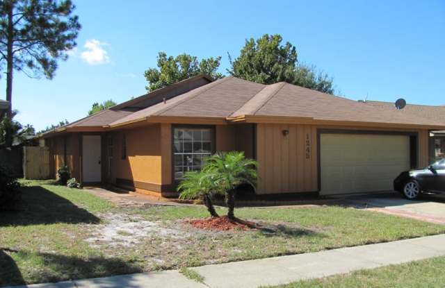 Conveniently Located 4/2 with Fenced Backyard in Winter Springs! Gallery 1