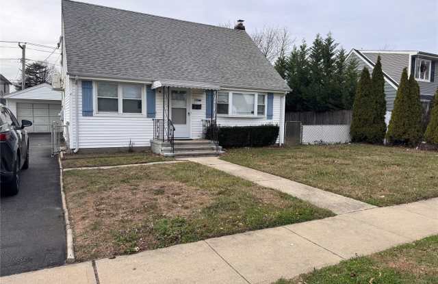 190 Lee Avenue - 190 Lee Avenue, Hicksville, NY 11801