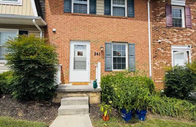 2 Bedroom, 1.5 Bath Townhouse Gallery 1