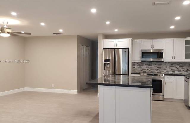 1020 NW 88th Ave photos photos
