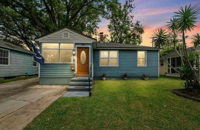 Charming 3-bedroom, 1-bathroom home located just minutes from Avondale's best dining and shopping photos photos
