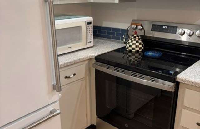 **FREE GOLF**CHARMING - FURNISHED SEASONAL RENTAL**2 BEDS/2 BATHS**NEAR DOWNTOWN NAPLES** Gallery 4
