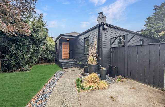 Seattle Gem: Luxurious 2-Bed Oasis with Hot Tub, Garage, and Prime Location photos photos