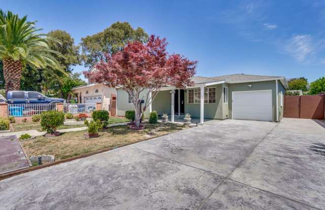 Charming 2 bedroom, 1 bathroom house - 2262 Capitol Avenue, East Palo Alto, CA 94303