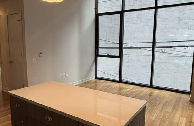 160 W Superior Gallery 3