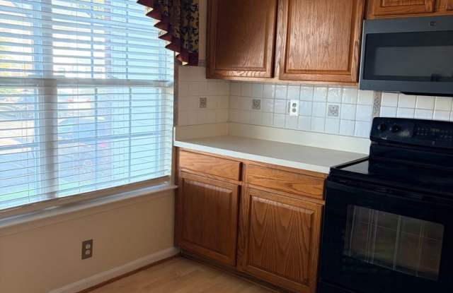 Charming 3BR Townhome in Severn Gallery 4