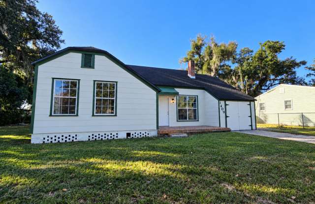 Beautiful 3BR/2BA Home w/Fenced Yard, 1 Car Garage, and Vaulted Ceilings! Gallery 1