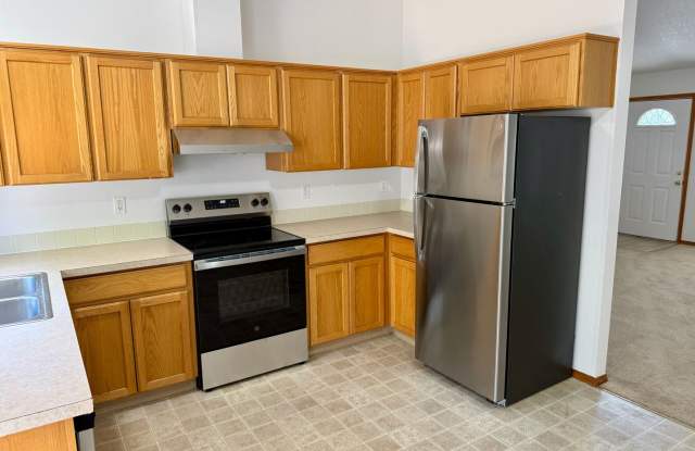 Custom Built Plex-2 Bedroom w/private back yard Gallery 3