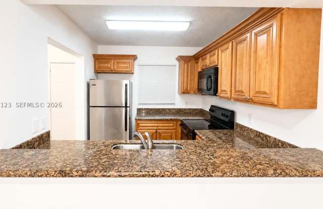 1545 Lake Crystal Dr Gallery 1