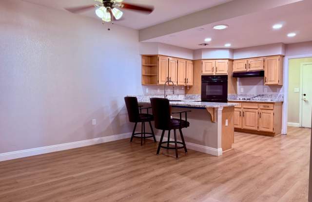 Large 2 bedroom corner unit townhome Gallery 4