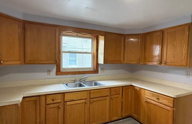 Garfield Heights single home/Owner pays water/Sewer Gallery 3