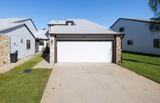 HIDDEN PINES 2BR 2.5BA TOWNHOME - 2263 Deerwood Drive, New Smyrna Beach, FL 32168