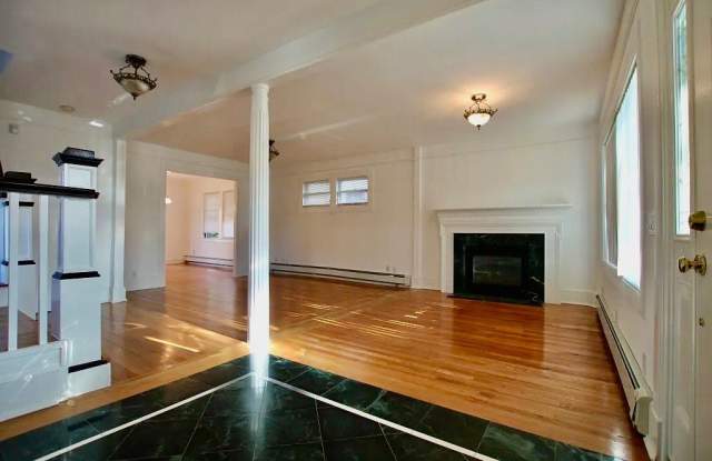 1522 Dwight Place Gallery 2