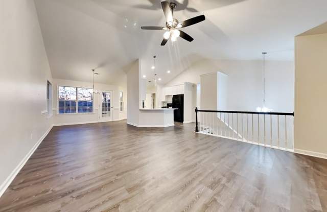982 Forest Gln Gallery 3