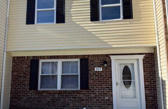 3 bedroom, 1.5 bath Townhouse - 207 Myrtlewood Court, Jacksonville, NC 28546 3 bedroom, 1.5 bath Townhouse - 207 Myrtlewood Court, Jacksonville, NC 28546