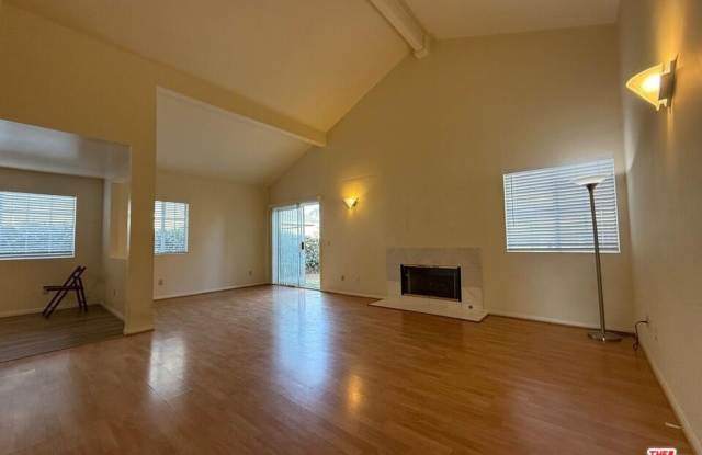 8238 Oakdale Ave - 8238 Oakdale Avenue, Los Angeles, CA 91306