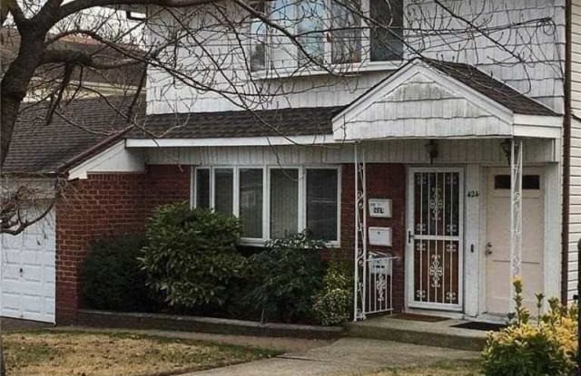 424 Roslyn Avenue - 424 Roslyn Avenue, Carle Place, NY 11514