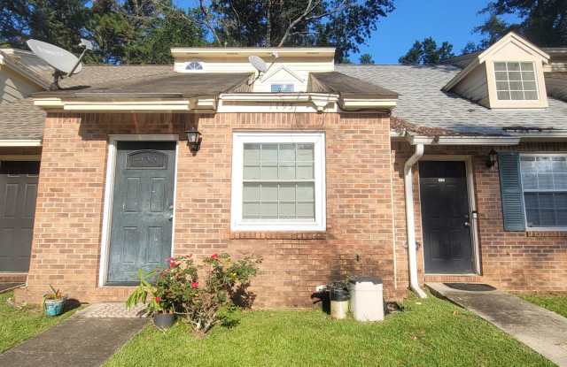 CUTE 3/2 w/ Vaulted Ceilings, Washer/Dryer, & Private Yard! Great NW Location! Available NOW for $1350/month! Gallery 1