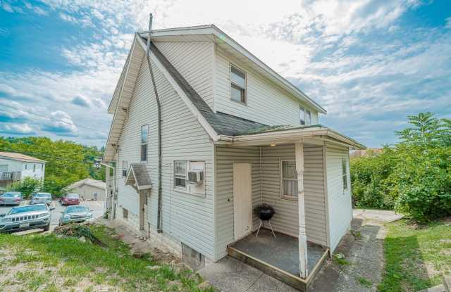 4 Bedroom/ 2 Bathroom House - Downtown - Available 06/02/2027 Gallery 4