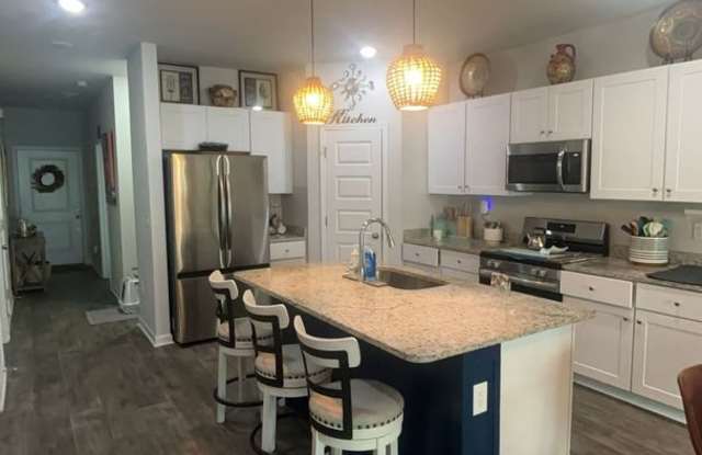 LIKE NEW- luxury townhome in Hoffman Park Gallery 3