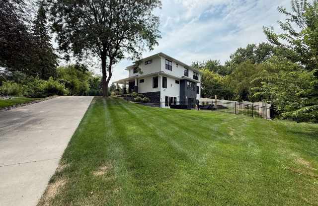 Fully Furnished and gorgeous luxury in peaceful Golden Valley neighborhood Gallery 4