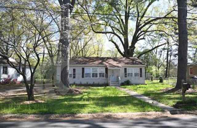 Comfortable 3-Bedroom Home with Deck & Backyard Gallery 1