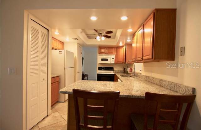 3001 N LAKEVIEW COURT Gallery 4